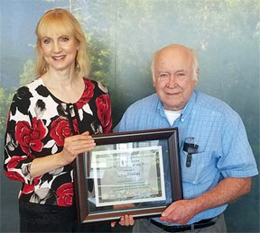 photo of Lou Steirer receiving award from Lisa Schoenthal